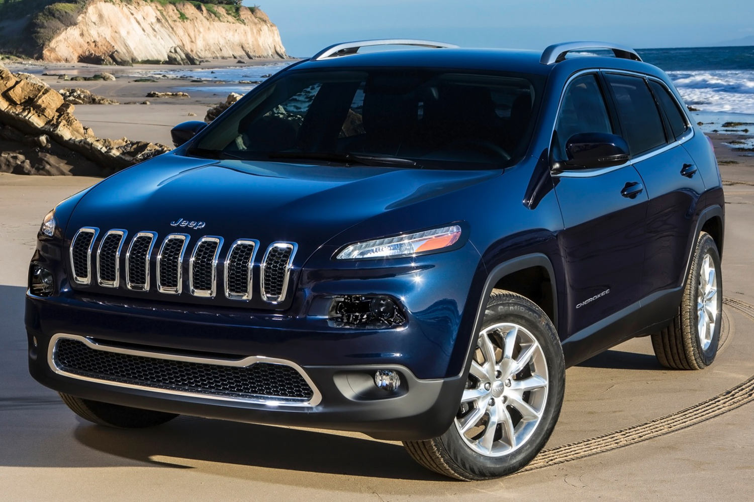 Comparison - Jeep Cherokee 2016 - vs - Hyundai Santa Fe GLS 2016 | SUV ...